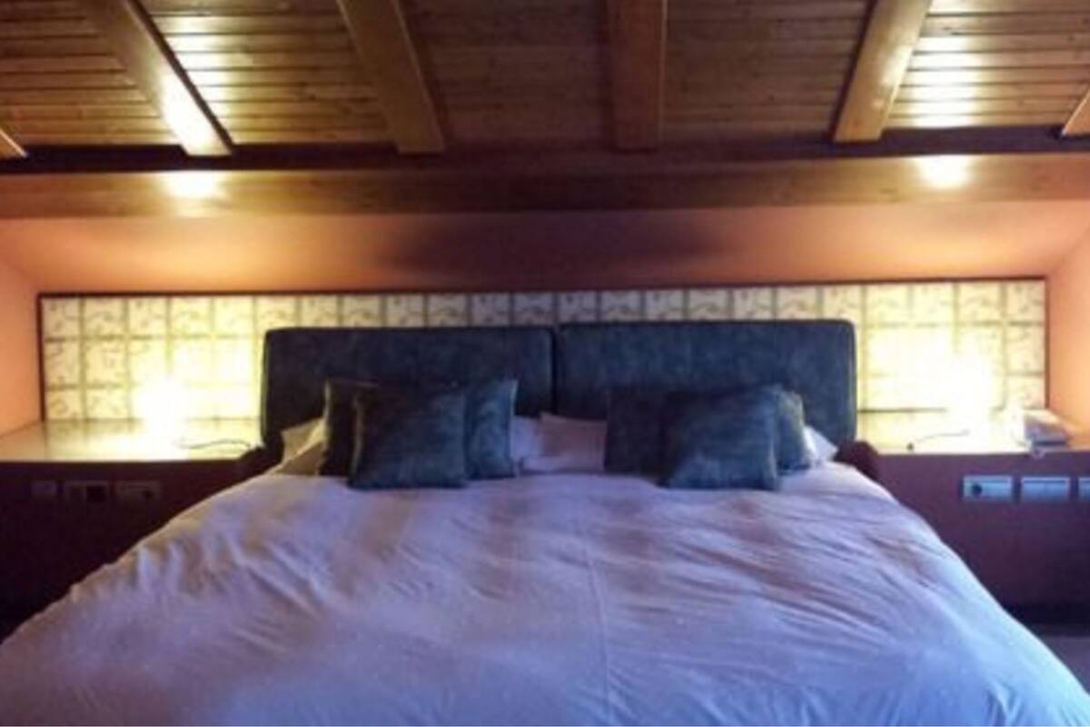 Suite, Jetted Tub | Desk, soundproofing, rollaway beds, free WiFi