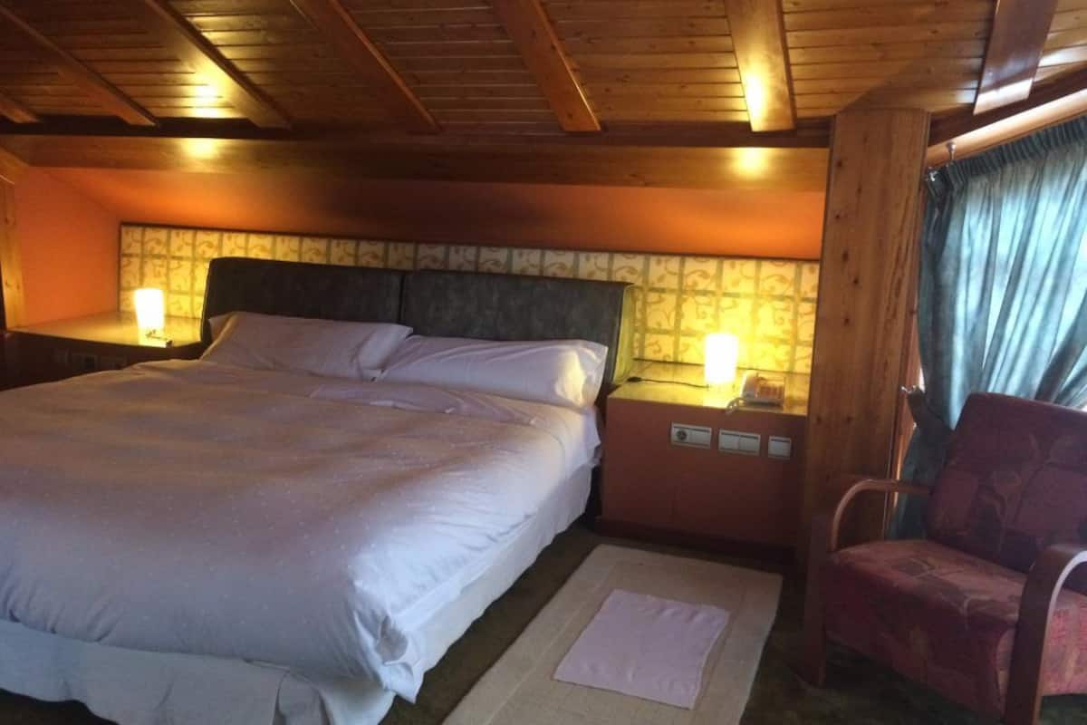 Suite, Jetted Tub | Desk, soundproofing, rollaway beds, free WiFi