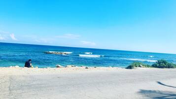 Perto da praia, areia branca, 10 bares na praia