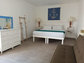 Suite, 1 très grand lit, salle de bains commune | Coffres-forts dans les chambres, décoration personnalisée