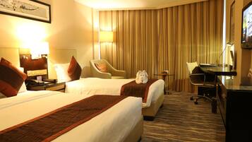 Family Room | Minibar, in-room safe, desk, blackout drapes