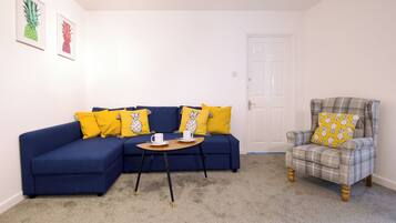 Economy Apartment, Ensuite | Living area
