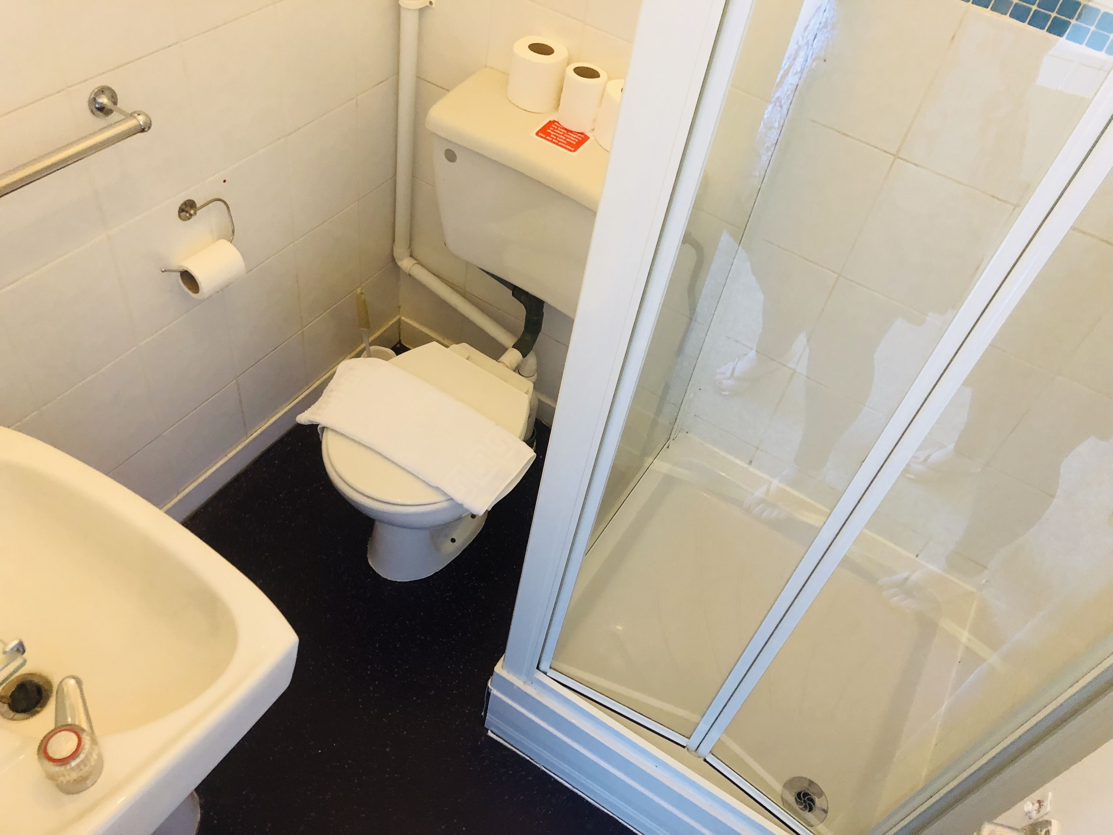 economy single room, ensuite | bathroom