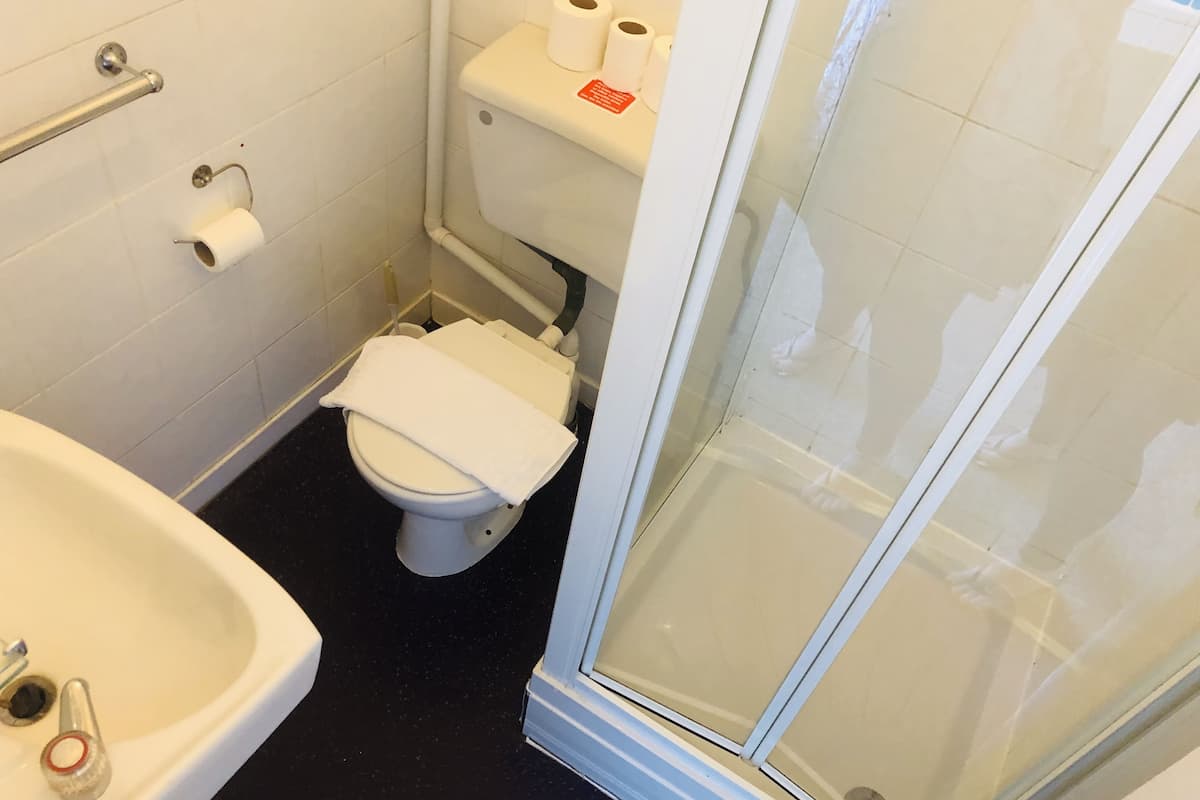 economy single room, ensuite | bathroom