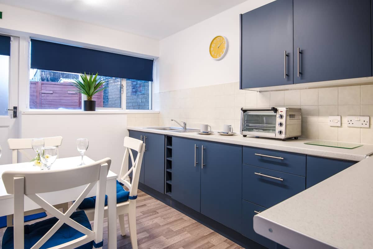 economy apartment, ensuite (ground floor) | shared kitchen