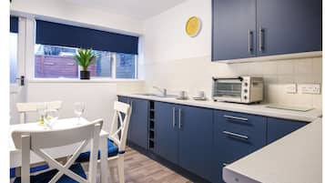 Economy Apartment, Ensuite | Private kitchen | High chair