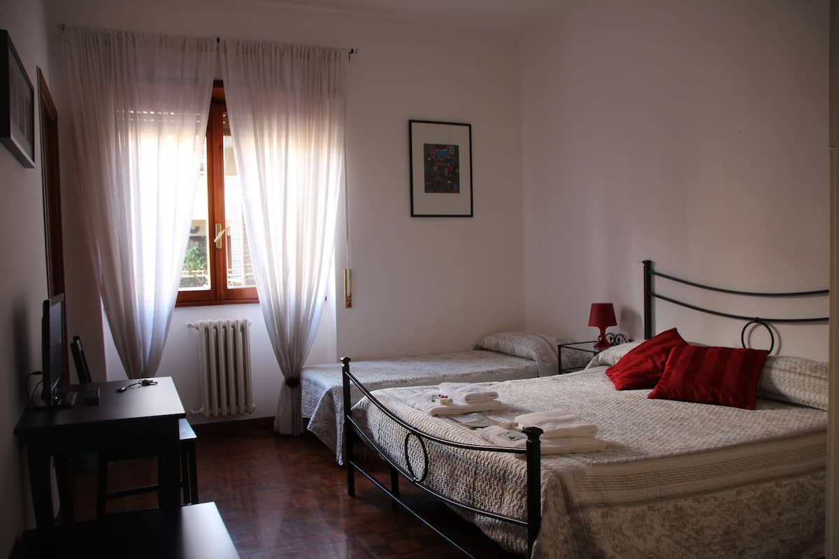 Chambre Triple, salle de bains attenante