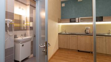 Deluxe Apartment, 1 Queen Bed with Sofa bed, Non Smoking | 1 bedroom, premium bedding, soundproofing, iron/ironing board