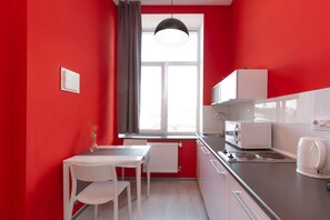 Apartamento estándar, 1 cama doble, en la zona del patio | Cocina básica privada | Frigorífico, microondas, placa de cocina y cafetera o tetera
