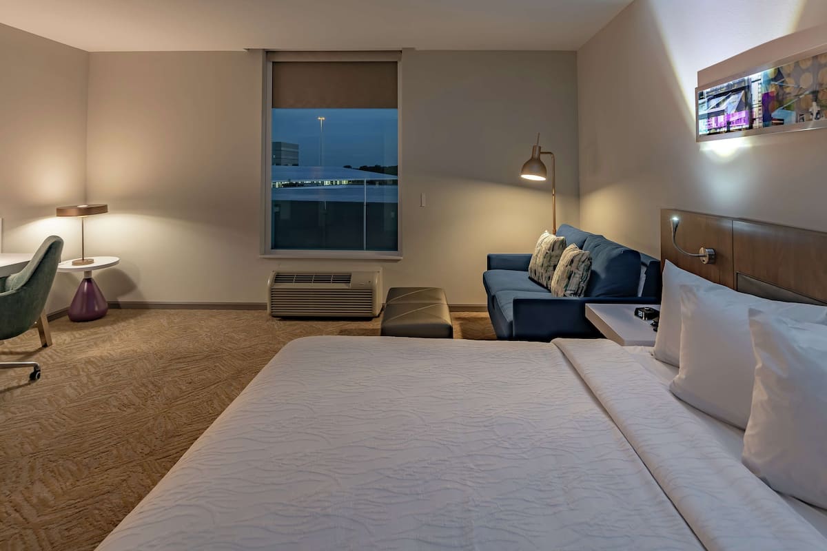 Zimmer, 1 King-Bett und Schlafsofa, barrierefrei, Badewanne | Schreibtisch, laptopgeeigneter Arbeitsplatz, Verdunkelungsvorhänge