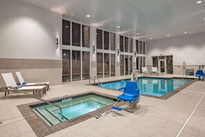 Indoor pool, sun loungers - Hilton Garden Inn Dallas at Hurst Conference Center (Hurst)