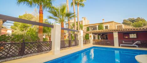 Außenpool, Sonnenschirme, Liegestühle