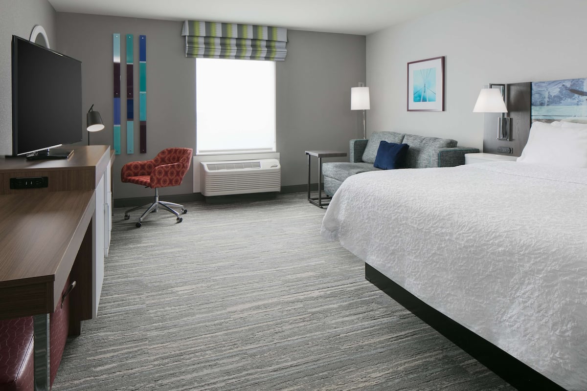 Chambre, 1 très grand lit, accessible aux personnes à mobilité réduite, baignoire | Minibar, coffres-forts dans les chambres, bureau