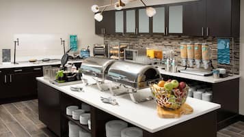 Café da manhã para viagem grátis todos os dias