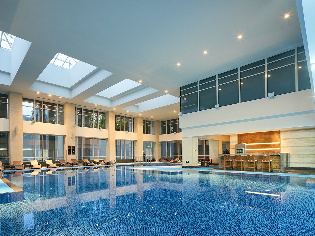 Kolam renang indoor, dengan kursi berjemur