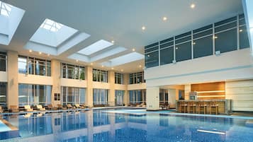 Kolam renang indoor, dengan kursi berjemur