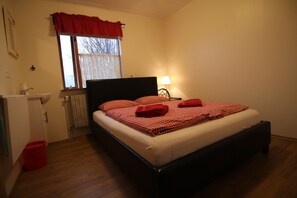 Habitació doble econòmica, bany compartit | Bressols gratuïts, wifi gratuïta i roba de llit 