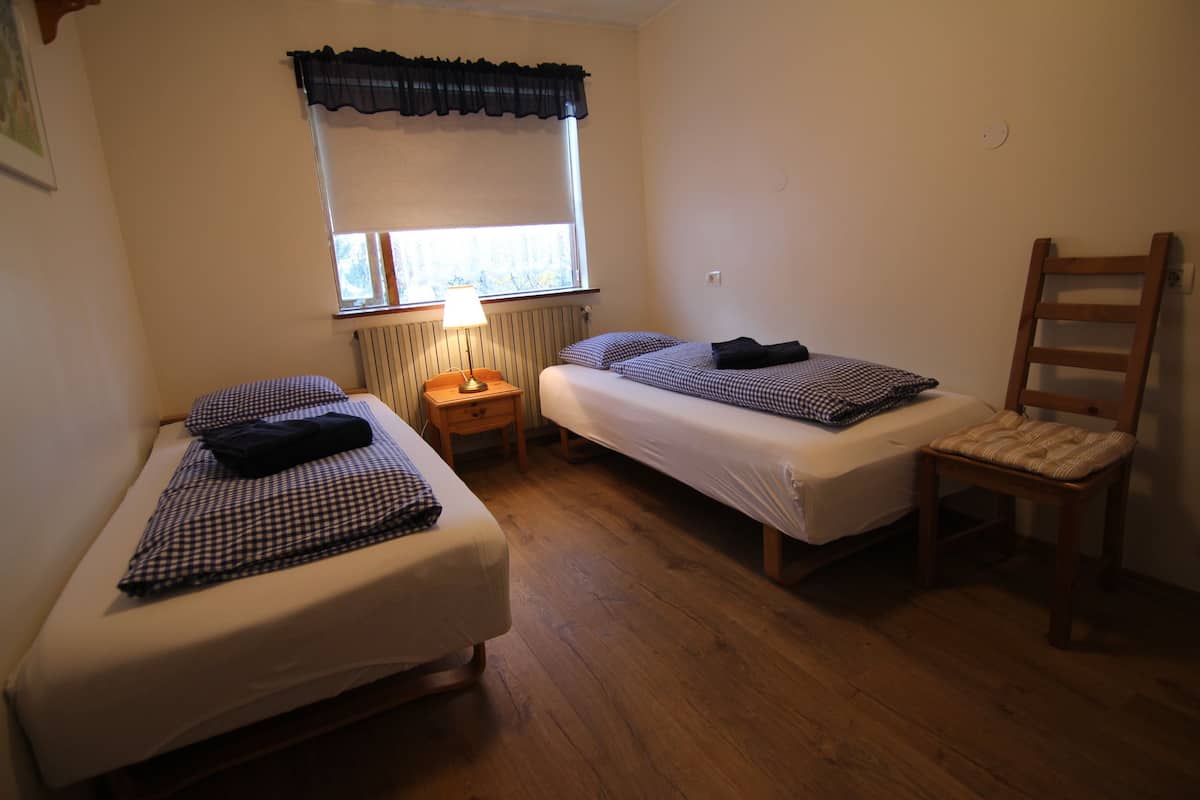 Habitación básica con 2 camas individuales, baño compartido, vista al valle | Cunas gratuitas, wifi gratis y ropa de cama