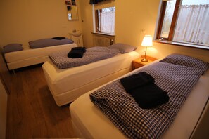 Habitación triple económica, baño compartido, vistas al río | Cunas gratuitas, wifi gratis, ropa de cama