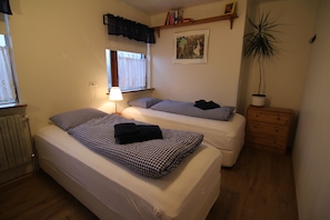Chambre Triple Économique, salle de bains commune, vue fleuve
