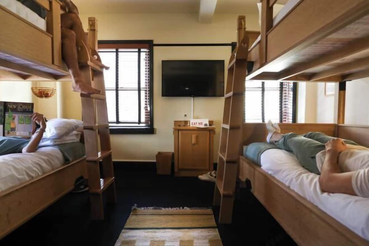 Caja de seguridad en la habitación y escritorio