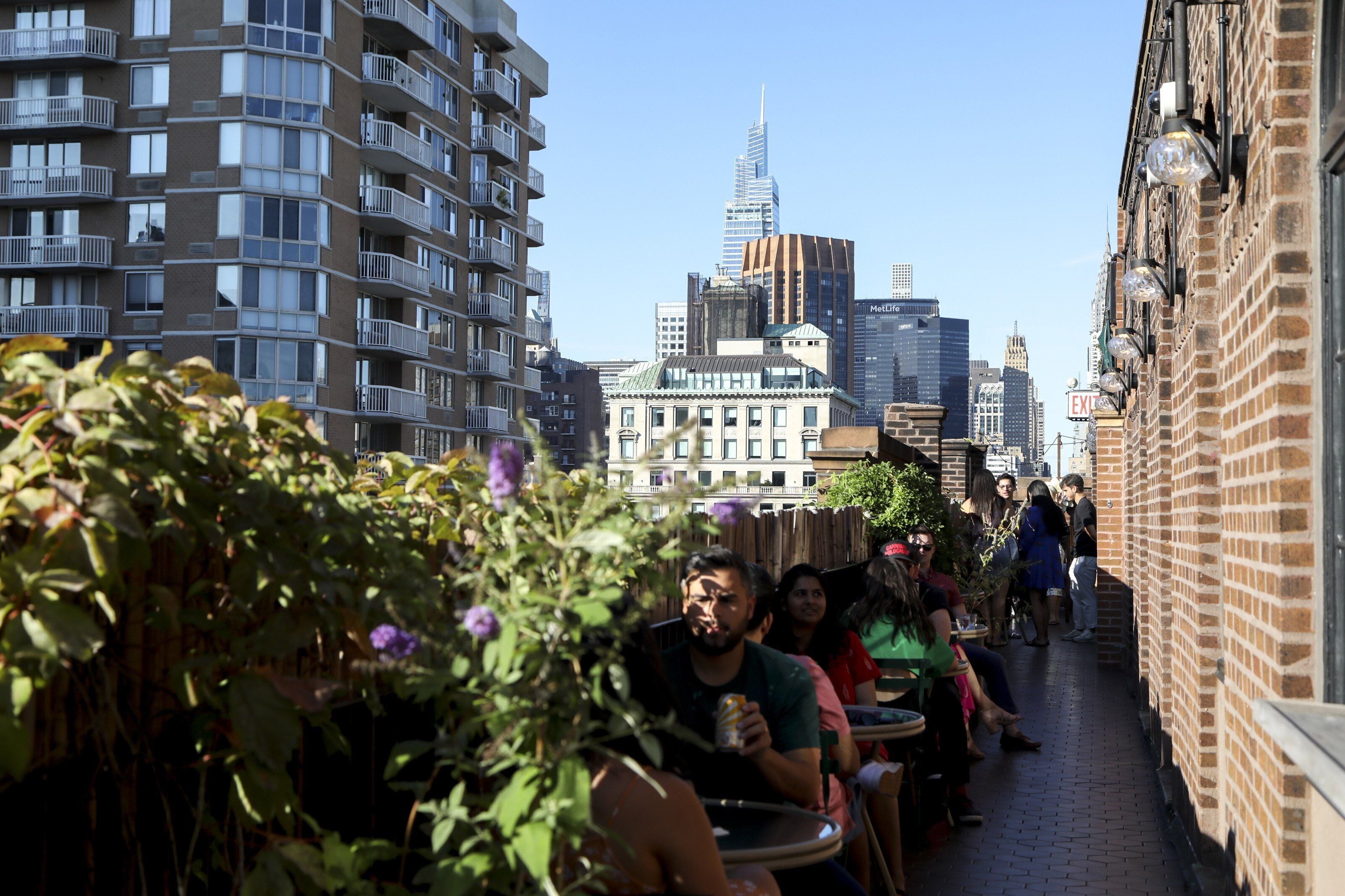 3 bars/lounges, rooftop bar, cocktail bar