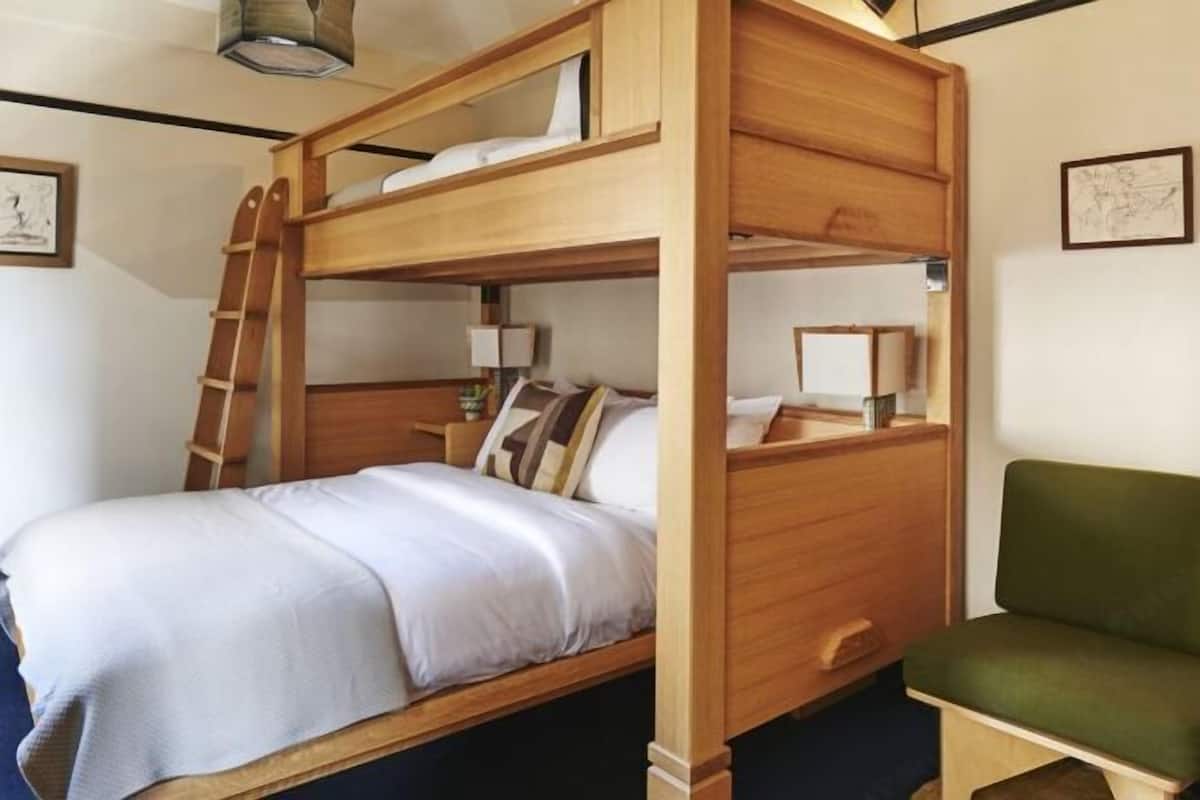 Caja de seguridad en la habitación y escritorio