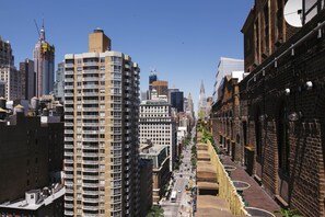 3 bars/lounges, rooftop bar, cocktail bar