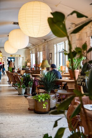 Lunch, dinner and brunch served - Freehand New York (New York)