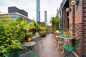 3 bars/lounges, rooftop bar, cocktail bar