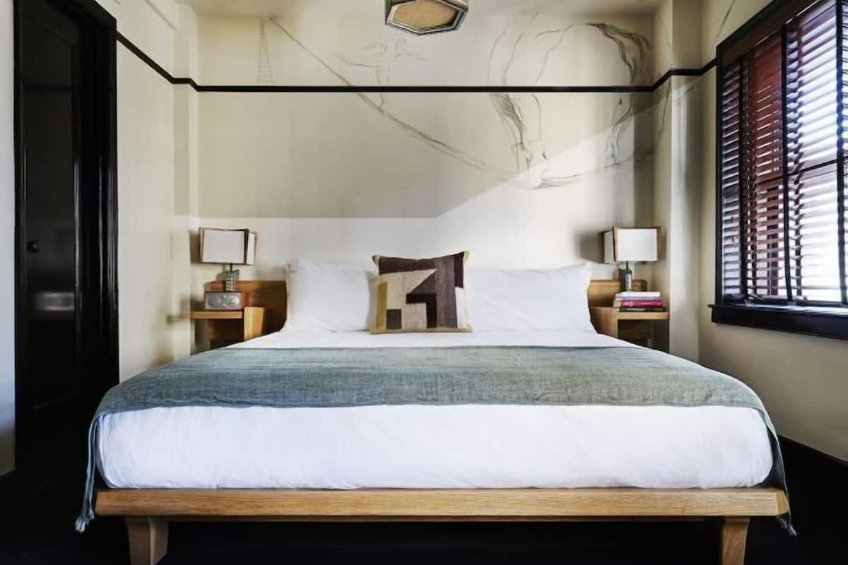 Caja de seguridad en la habitación y escritorio