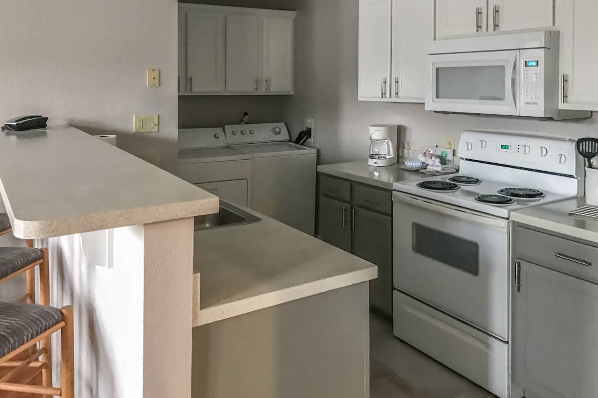 grand villa, multiple beds | private kitchen | fridge, microwave, oven, stovetop