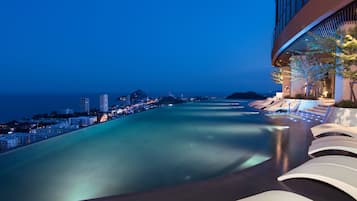 2 kolam renang terbuka, kerusi lepak pantai