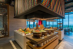2 restaurants; breakfast, lunch and dinner served  - Holiday Inn Resort Vana Nava Hua Hin by IHG (Hua Hin)