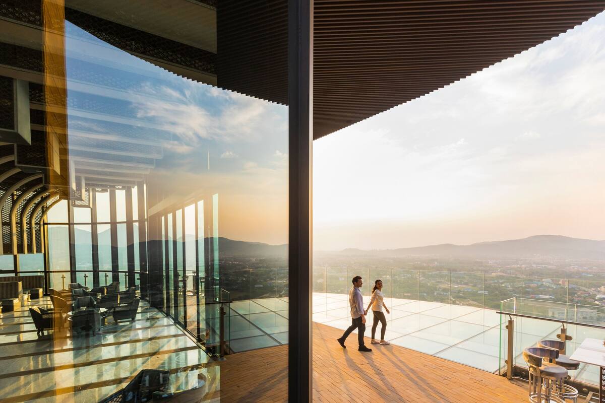 2 bars/lounges, swim-up bar, poolside bar