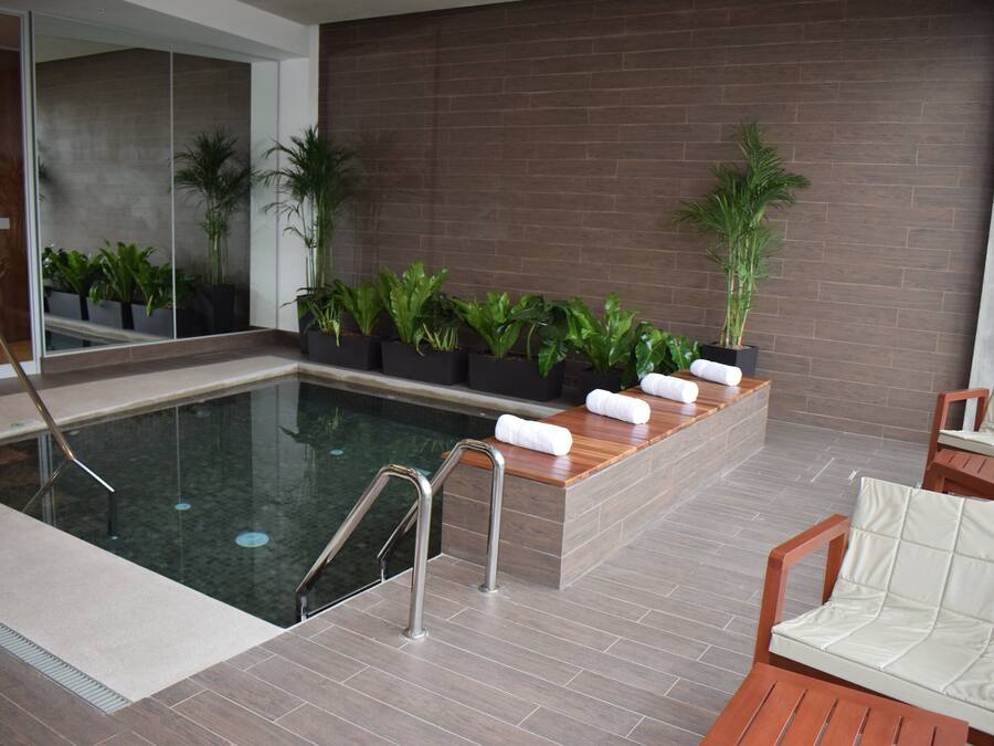 Indoor pool, sun loungers