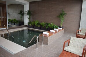 Piscina interna, espreguiçadeiras