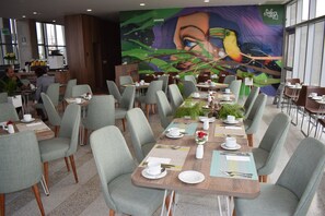 Café da manhã com buffet grátis todos os dias