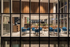 Un interior moderno con una zona de bar y asientos.