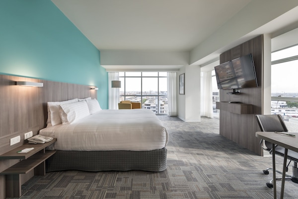 Standard Room, 1 King Bed (Airport View) | Hypo-allergenic bedding, down comforters, in-room safe, desk