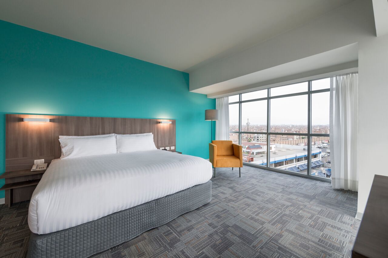 Standard Room, 1 King Bed (Airport View) | Hypo-allergenic bedding, down comforters, in-room safe, desk