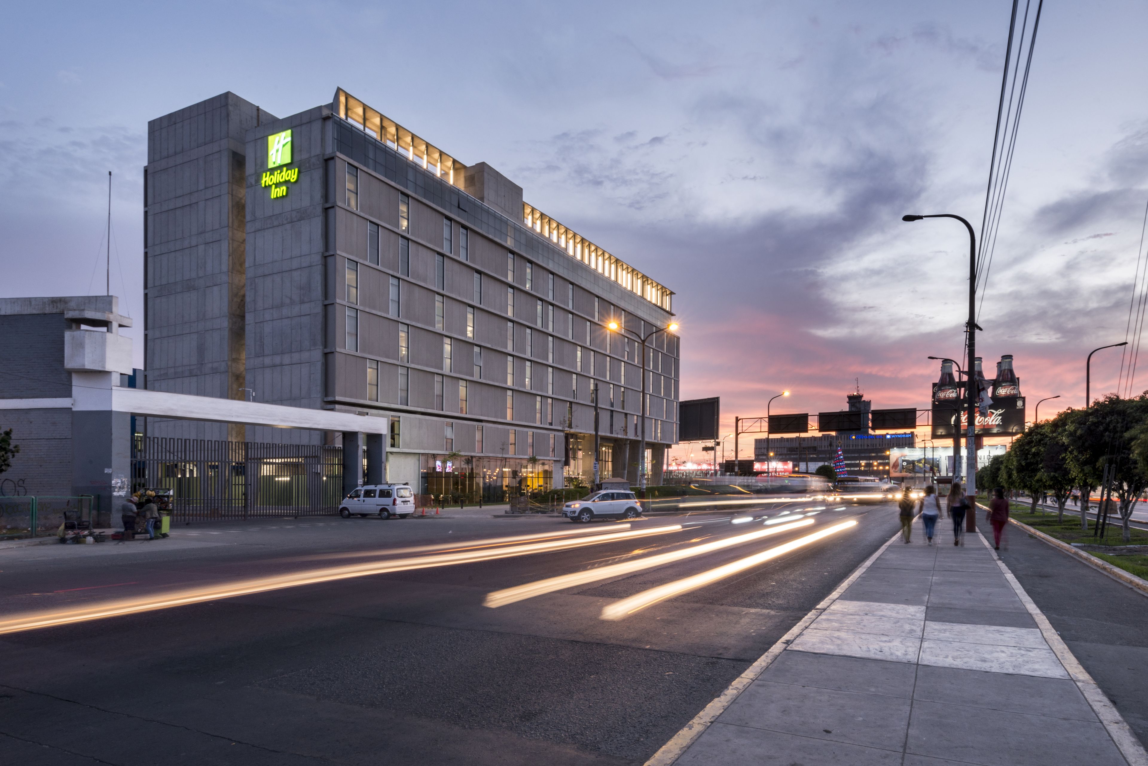 Un hotel Holiday Inn con un diseño moderno, que presenta un logotipo destacado y una fachada plana.