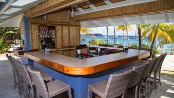 Bar junto a la alberca