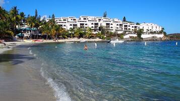 Rannalla, valkoista hiekkaa, aurinkotuoleja, rantabaari