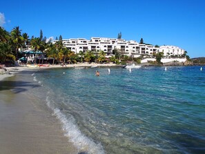 Am Strand, weißer Sandstrand, Liegestühle, Strandbar