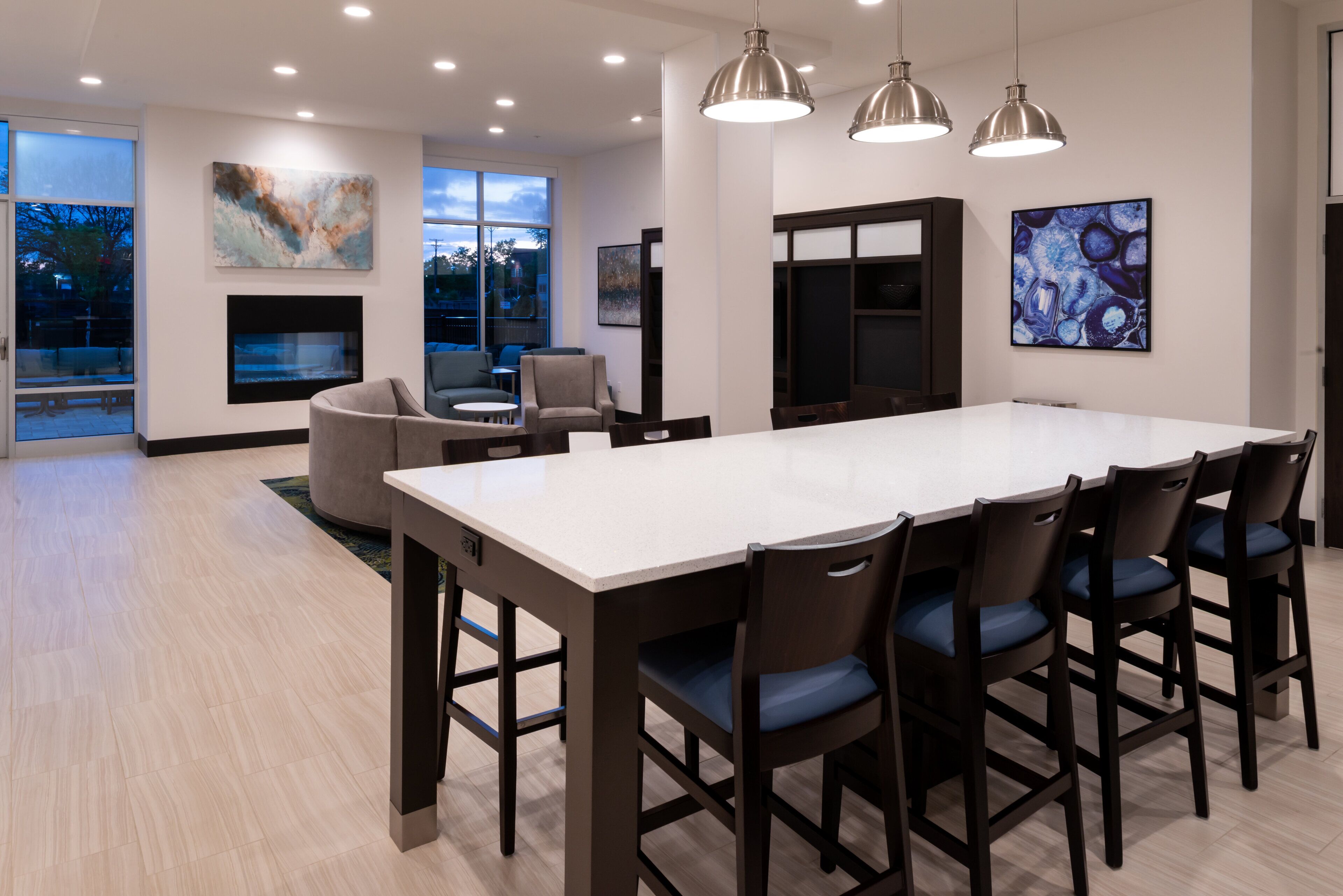 Breakfast and dinner served