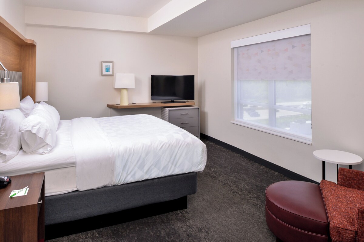 Premium bedding, down duvets, pillow-top beds, desk