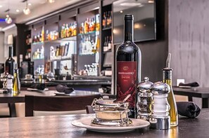 Petit déjeuner et dîner servis sur place