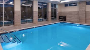 Una piscina techada, abierta desde las 07:00 hasta las 22:00, sombrillas