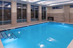Una piscina techada, abierta desde las 07:00 hasta las 22:00, sombrillas